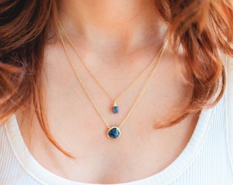 Collar en capas de zafiro azul, collar de piedras preciosas crudas, joyería de tienda para mamá, regalo para ella, collar de capas azules, piedra preciosa de zafiro natural