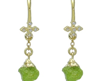 Pendientes de cristal crudo dorado, pendientes con piedra natal, pendientes con dijes, pequeños pendientes colgantes minimalistas, pequeños pendientes delicados con piedras preciosas personalizadas,