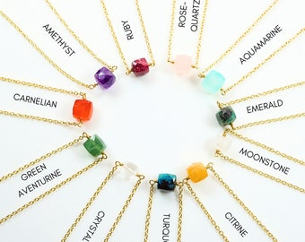 Collar de cubo de piedras preciosas pequeñas, collar colgante diminuto, joyería de piedra de nacimiento delicada, regalo de cumpleaños para ella, collar de piedra de nacimiento de oro para mujeres