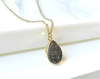 Druzy Tear Drop Simple Everyday Collar en plata de ley chapada en oro de 18 quilates, delicada joyería minimalista brillante para uso diario