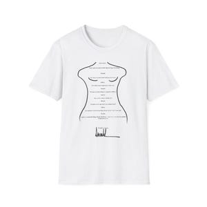 Könnte beinhalten: Weißes T-Shirt mit schwarzer Umrisszeichnung eines Torsos und handschriftlichem Text. Der Text enthält Sätze und eine Unterschrift. Ein lässiges Kleidungsstück für den Alltag.