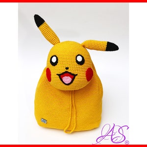 Peut inclure: Un sac à dos Pikachu en crochet jaune avec des yeux noirs, des joues rouges et une bouche rose. Le sac à dos a une fermeture à cordon.