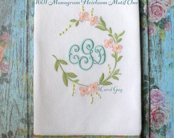 1601 "Monogram Heirloom Motif1" ist eine exklusive Carol Guy digitale Stickerei Designdatei mit einfachen Blumen.