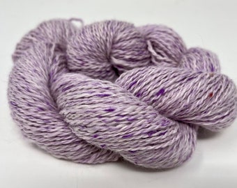 Hilo de mezcla de alpaca Suri Cormo y seda: Morado claro, grosor DK.