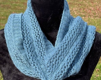 Bufanda de alpaca índigo claro: chal de invierno suave con encaje de punto trenzado