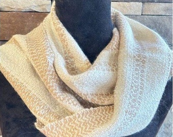 Bufanda de alpaca Suri tejida a mano: Blanco y beige, en caja de regalo.