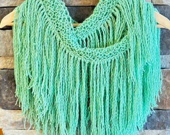 Chal de alpaca Suri tejido a mano: Bufanda triangular verde menta con flecos largos.