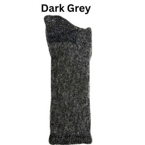 Puede incluir: Un calcet&iacute;n gris oscuro con un patr&oacute;n de punto texturizado y jaspeado. El texto 'Dark Grey' est&aacute; impreso en negro sobre el calcet&iacute;n, indicando el color de la prenda. El calcet&iacute;n presenta un pu&ntilde;o acanalado y un tal&oacute;n reforzado.