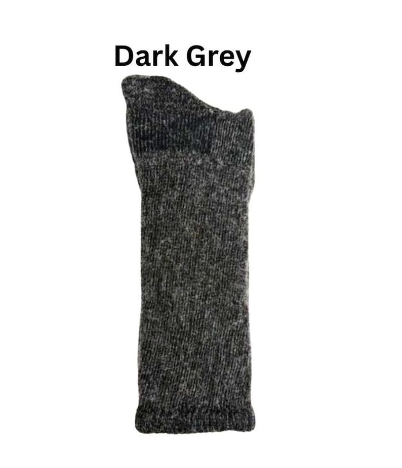 Puede incluir: Un calcet&iacute;n gris oscuro con un patr&oacute;n de punto texturizado y jaspeado. El texto 'Dark Grey' est&aacute; impreso en negro sobre el calcet&iacute;n, indicando el color de la prenda. El calcet&iacute;n presenta un pu&ntilde;o acanalado y un tal&oacute;n reforzado.