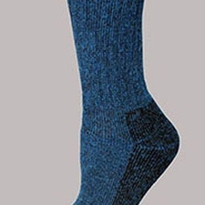 Puede incluir: Un calcet&iacute;n de media ca&ntilde;a en color azul intenso jaspeado con textura de punto acanalado. El calcet&iacute;n presenta un tal&oacute;n y una puntera reforzados en un tono azul m&aacute;s oscuro. El texto Bold Blue est&aacute; impreso en la esquina superior izquierda.