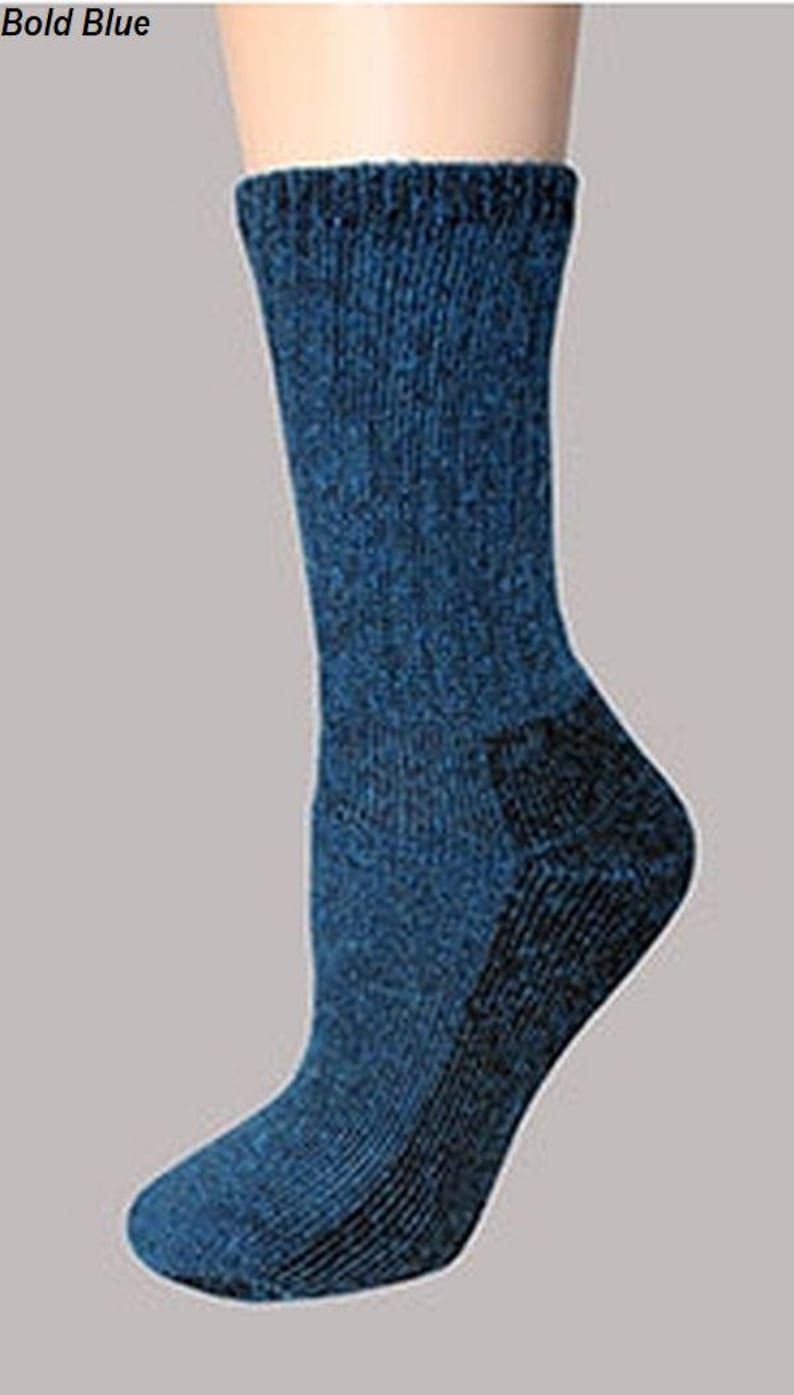 Puede incluir: Un calcet&iacute;n de media ca&ntilde;a en color azul intenso jaspeado con textura de punto acanalado. El calcet&iacute;n presenta un tal&oacute;n y una puntera reforzados en un tono azul m&aacute;s oscuro. El texto Bold Blue est&aacute; impreso en la esquina superior izquierda.