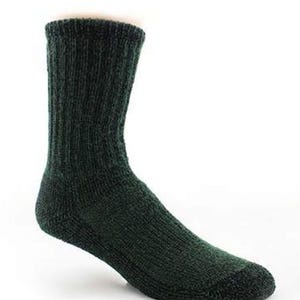 Puede incluir: Un calcet&iacute;n de punto color verde bosque con una textura acanalada que se extiende desde el pu&ntilde;o hasta el tal&oacute;n y la zona del pie. El calcet&iacute;n presenta una puntera reforzada y un color verde oscuro s&oacute;lido. El texto FOREST GREEN es visible.
