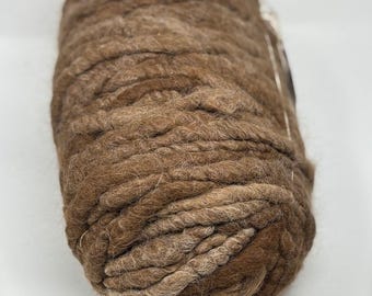 Hilo para alfombras de alpaca Suri: Hilo de núcleo hilado, marrón natural, 135 yardas.