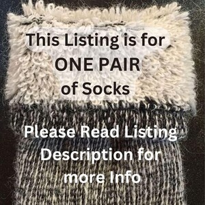 Puede incluir: Un par de calcetines con un pu&ntilde;o grueso, esponjoso y de rizo en color crema, y un cuerpo de punto jaspeado en blanco y negro. El texto superpuesto dice: This Listing is for ONE PAIR of Socks. Please Read Listing Description for more Info.