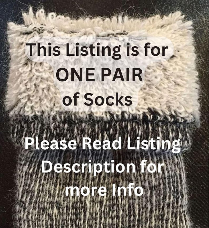 Puede incluir: Un par de calcetines con un pu&ntilde;o grueso, esponjoso y de rizo en color crema, y un cuerpo de punto jaspeado en blanco y negro. El texto superpuesto dice: This Listing is for ONE PAIR of Socks. Please Read Listing Description for more Info.