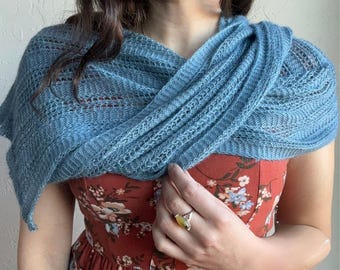 Bufanda 100% alpaca Suri color índigo claro: tejido de punto calado, suave y cálida