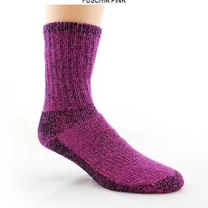Puede incluir: Un calcet&iacute;n de punto a media pantorrilla en un tono jaspeado de color rosa fucsia y negro. El calcet&iacute;n presenta un pu&ntilde;o acanalado, un tal&oacute;n reforzado y un patr&oacute;n de punto texturizado. El texto FUSCHIA PINK aparece sobre el calcet&iacute;n.
