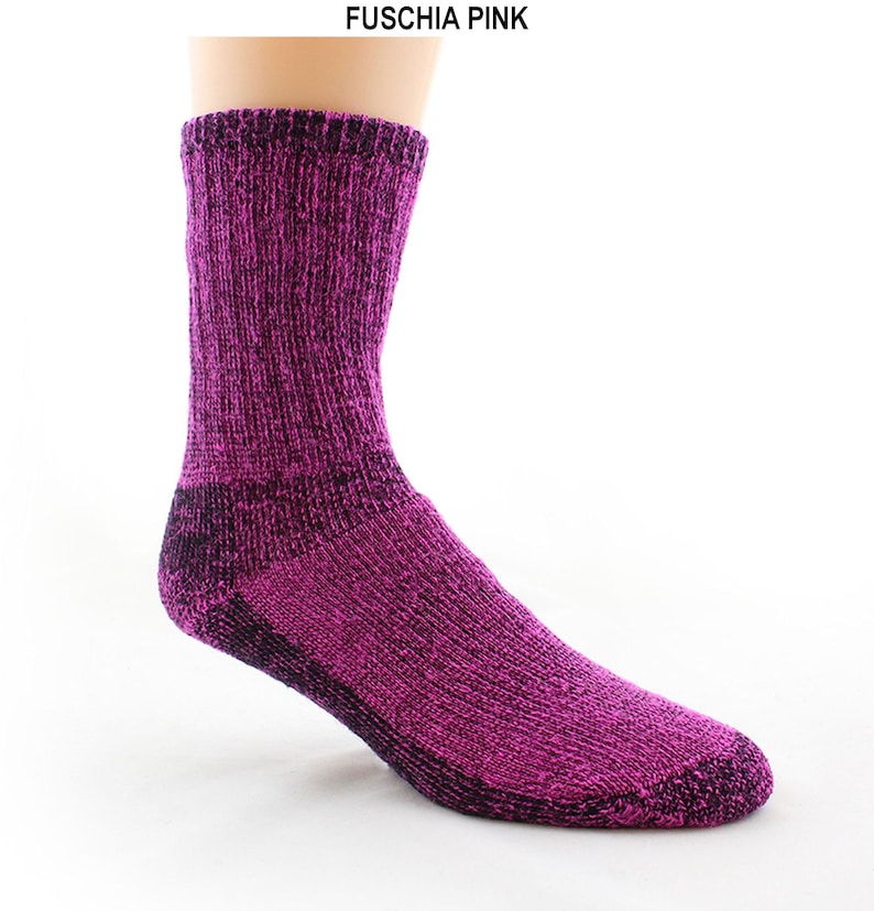 Puede incluir: Un calcet&iacute;n de punto a media pantorrilla en un tono jaspeado de color rosa fucsia y negro. El calcet&iacute;n presenta un pu&ntilde;o acanalado, un tal&oacute;n reforzado y un patr&oacute;n de punto texturizado. El texto FUSCHIA PINK aparece sobre el calcet&iacute;n.