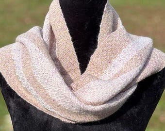 Bufanda de alpaca Suri tejida a mano: Lavanda, blanco y beige - Caja de regalo