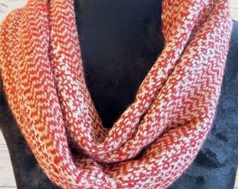 Bufanda de alpaca Suri tejida a mano: flecos rojos y neutros, regalo de lujo en caja.