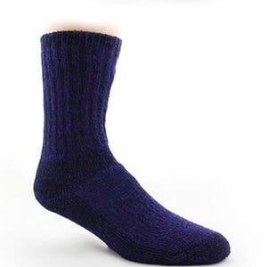 Puede incluir: Un calcet&iacute;n de punto color morado ciruela con un pu&ntilde;o acanalado y una apariencia tejida texturizada. El calcet&iacute;n se muestra en orientaci&oacute;n vertical, destacando el color morado intenso y el patr&oacute;n de tejido constante en toda la prenda.