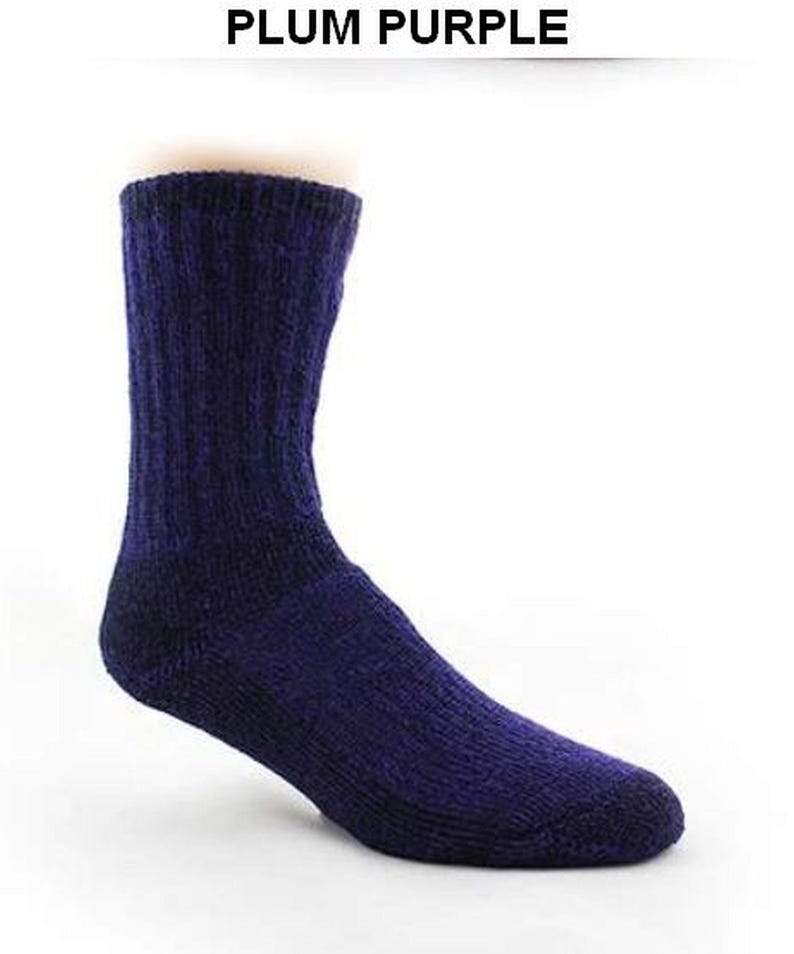 Puede incluir: Un calcet&iacute;n de punto color morado ciruela con un pu&ntilde;o acanalado y una apariencia tejida texturizada. El calcet&iacute;n se muestra en orientaci&oacute;n vertical, destacando el color morado intenso y el patr&oacute;n de tejido constante en toda la prenda.