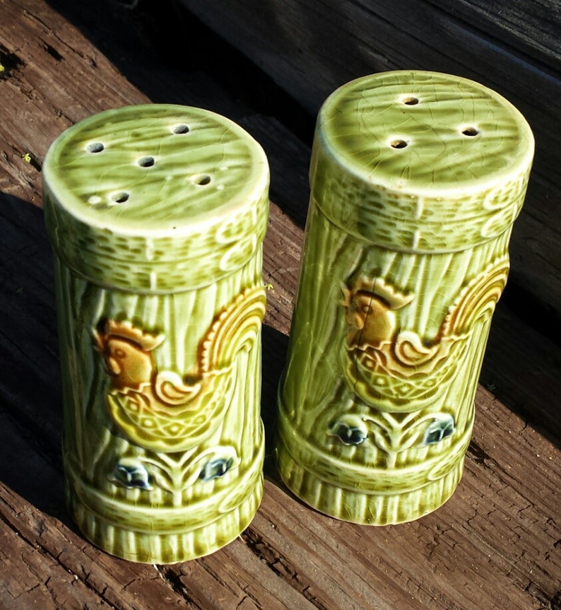 Picnic Salt /& Pepper Shakers Ceramic Rooster BBQ Party Shakers Spice Shakers