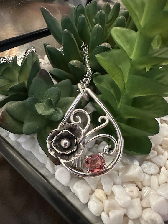 Poppy spinel pendant