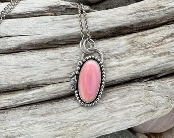 Pendentif fait main en argent sterling avec un hippocampe fait main en forme de lambi rose