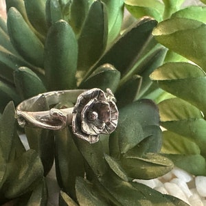 Small poppy ring
