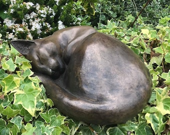 Zusammengerollte Katze Skulptur bronze Kunstharz von Christine Baxter