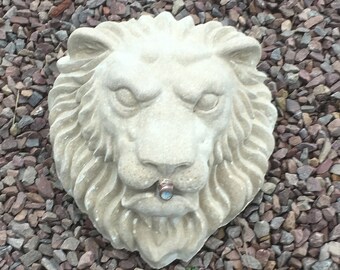 Fuente de la máscara del león, escultura de piedra de Christine Baxter