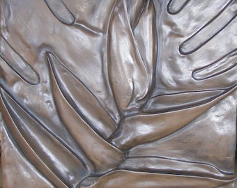 Große Bronze Delecosa Design Wandrelief, Gartenskulptur, Wandkunst. Klassische Schönheit ist zeitlos. von Christine Baxter