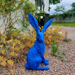 Hase lauschender Hase Gartenskulptur in ultramarinblauem Kunstharz von Christine Baxter Bild 7