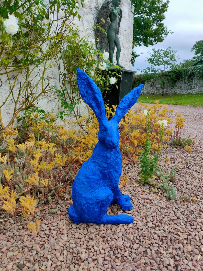 Hase lauschender Hase Gartenskulptur in ultramarinblauem Kunstharz von Christine Baxter Bild 7