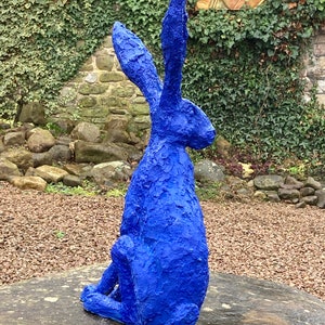 Hase lauschender Hase Gartenskulptur in ultramarinblauem Kunstharz von Christine Baxter Bild 5