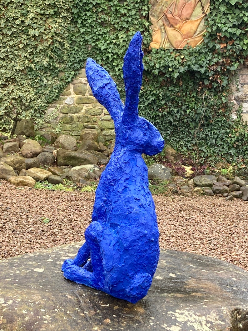 Hase lauschender Hase Gartenskulptur in ultramarinblauem Kunstharz von Christine Baxter Bild 5
