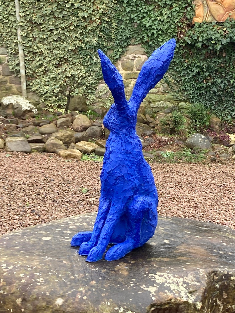 Hase lauschender Hase Gartenskulptur in ultramarinblauem Kunstharz von Christine Baxter Bild 3