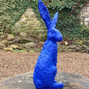 Hase lauschender Hase Gartenskulptur in ultramarinblauem Kunstharz von Christine Baxter Bild 6