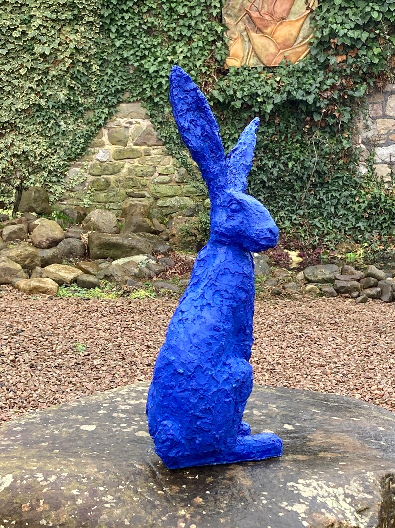 Hase lauschender Hase Gartenskulptur in ultramarinblauem Kunstharz von Christine Baxter Bild 6