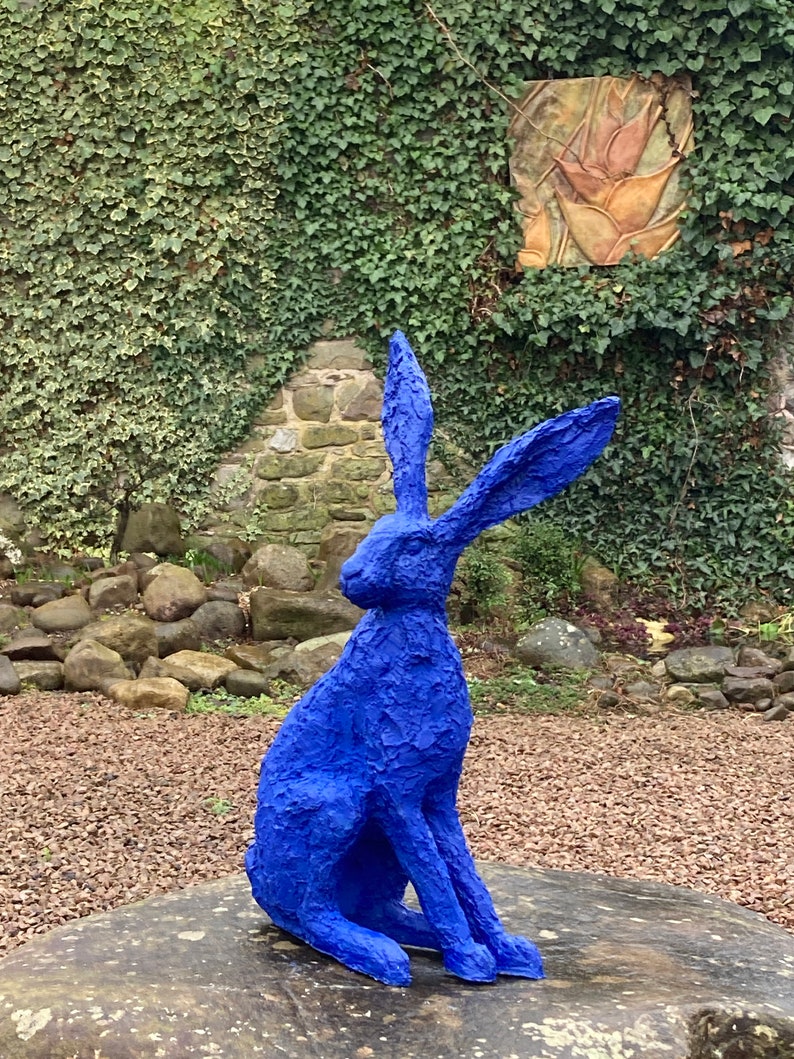 Hase lauschender Hase Gartenskulptur in ultramarinblauem Kunstharz von Christine Baxter Bild 4