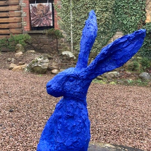 Hase lauschender Hase Gartenskulptur in ultramarinblauem Kunstharz von Christine Baxter Bild 8