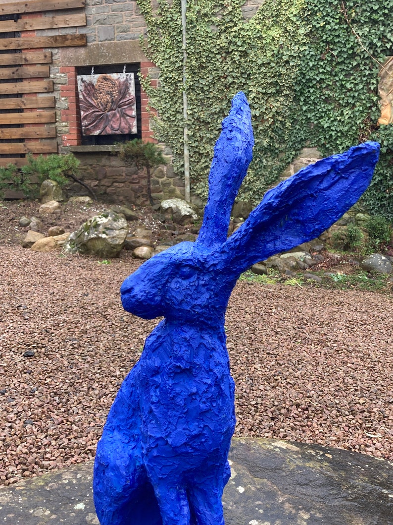 Hase lauschender Hase Gartenskulptur in ultramarinblauem Kunstharz von Christine Baxter Bild 8