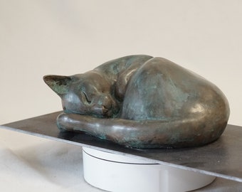Escultura de bronce de un gato acurrucado (pátina cardenillo) de Christine Baxter