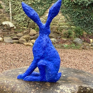 Hase lauschender Hase Gartenskulptur in ultramarinblauem Kunstharz von Christine Baxter Bild 2