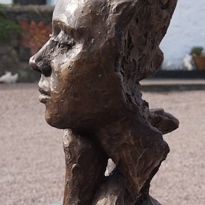 Chloe Cutaway Bronze Resin di Christine Baxter (bronzo scuro)