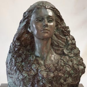 Flora Bronze-Harz-Skulptur von Christine Baxter