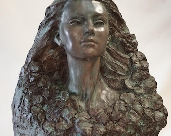 Scultura in resina di bronzo Flora di Christine Baxter
