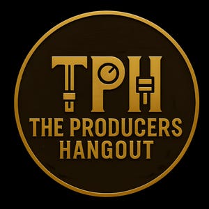 K&ouml;nnte beinhalten: Ein kreisf&ouml;rmiges Emblem mit goldenem Rand und Schriftzug. Der Text lautet "TPH" in gro&szlig;en goldenen Buchstaben, darunter "THE PRODUCERS HANGOUT". Der Hintergrund ist dunkelbraun.