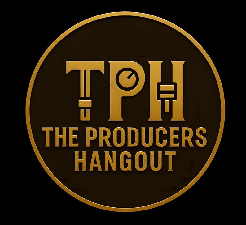 K&ouml;nnte beinhalten: Ein kreisf&ouml;rmiges Emblem mit goldenem Rand und Schriftzug. Der Text lautet "TPH" in gro&szlig;en goldenen Buchstaben, darunter "THE PRODUCERS HANGOUT". Der Hintergrund ist dunkelbraun.